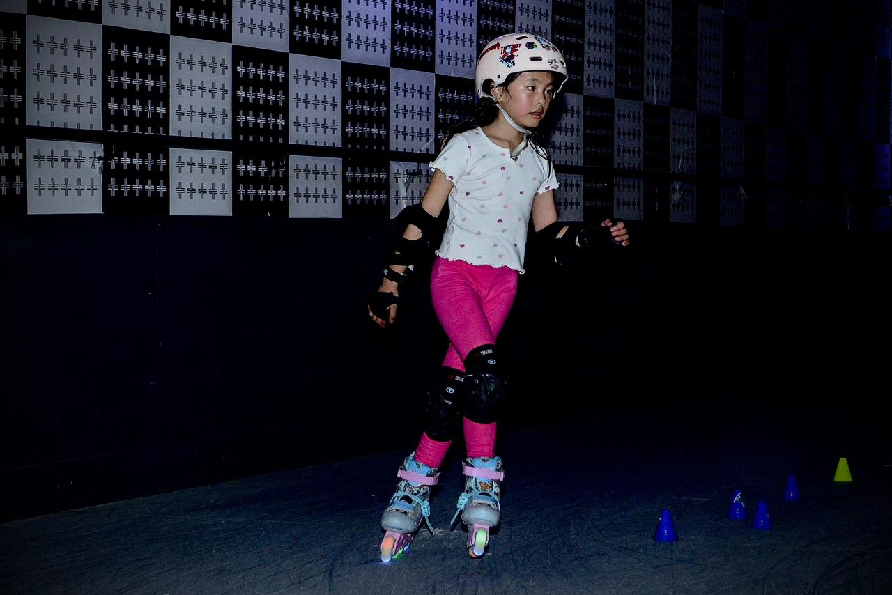Pessoas patinando na pista livre do Roller Plus