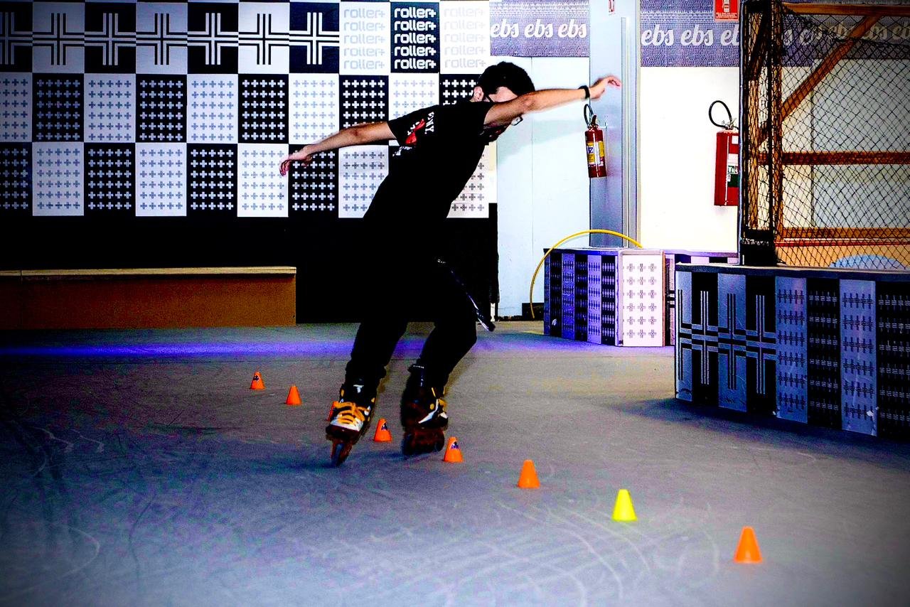 Aluno treinando patins inline na pista Roller Plus